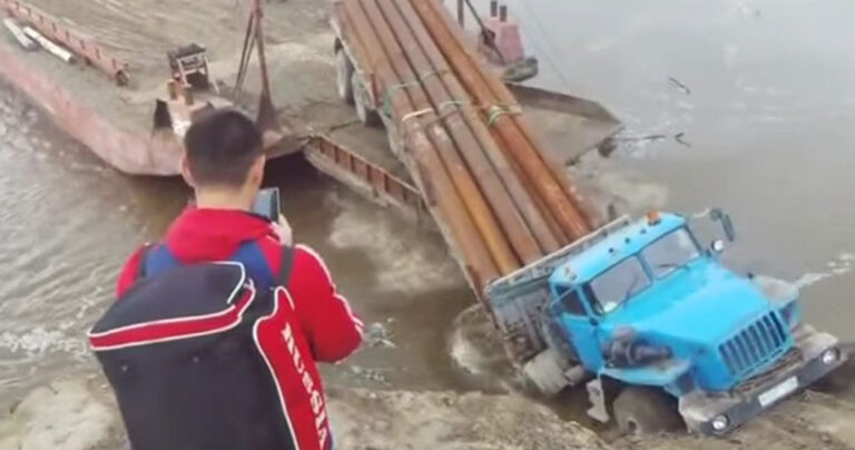 Ρώσος οδηγός φορτηγού δεν υπολογίζει σωστά και φέρνει την καταστροφή.