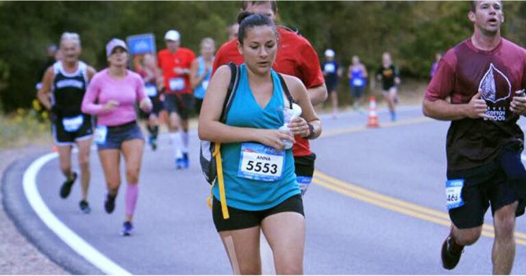 Μητέρα έτρεξε σε μαραθώνιο βγάζοντας γάλα από το στήθος της.