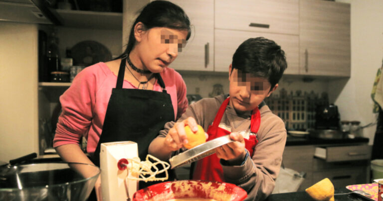 Η μαρτυρία μιας ελληνικής οικογένειας που φιλοξενεί δύο αδέλφια από τη Συρία.