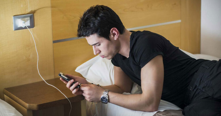 Γιατί δεν πρέπει να κοιμόμαστε με το κινητό δίπλα στο κρεβάτι.