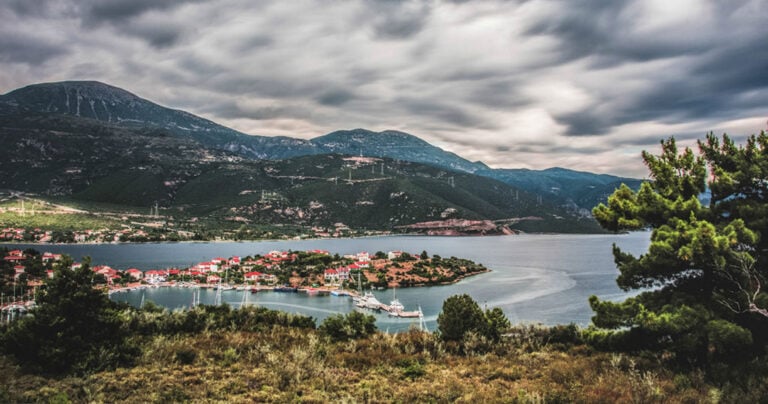 Το άγνωστο μαγικό νησάκι που είναι το μόνο που κατοικείται στον Κορινθιακό κόλπο