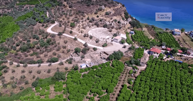 Η μικρογραφία του Θεάτρου της Επιδαύρου δίπλα σε βυθισμένη πόλη.