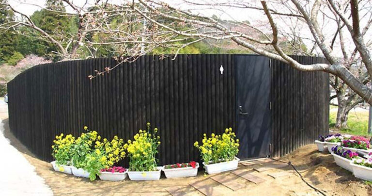 Δημόσια τουαλέτα σε γυάλινο κουτί και κήπο στην Ιαπωνία