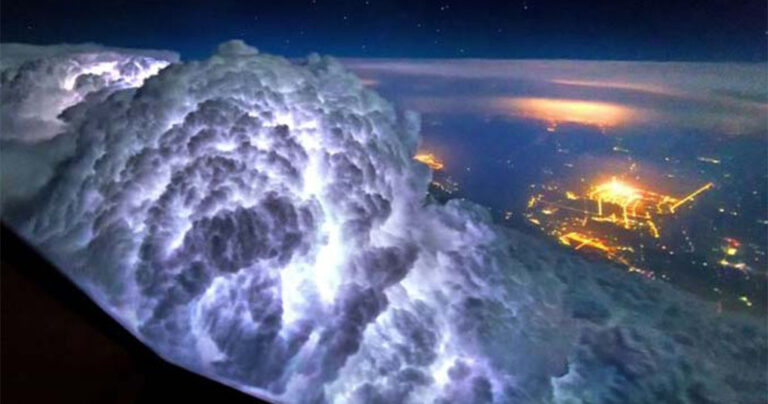 12 εκπληκτικές φωτογραφίες που τραβήχτηκαν από το πιλοτήριο ενός αεροπλάνου