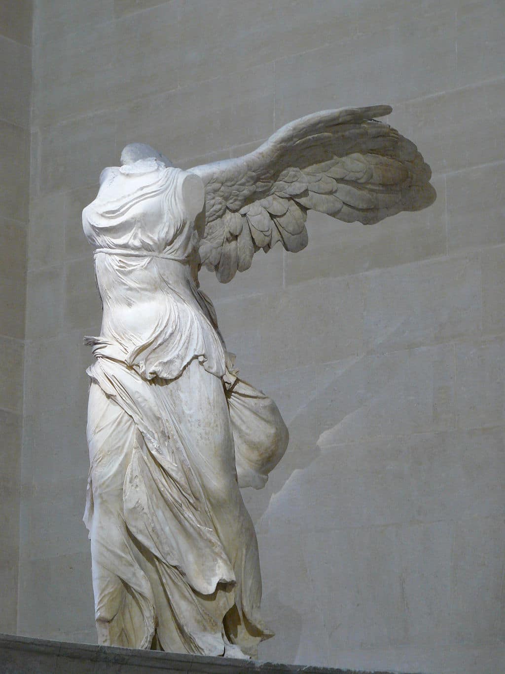 victoire_de_samothrace_-_vue_de_trois-quart_gauche_gros_plan_de_la_statue_2