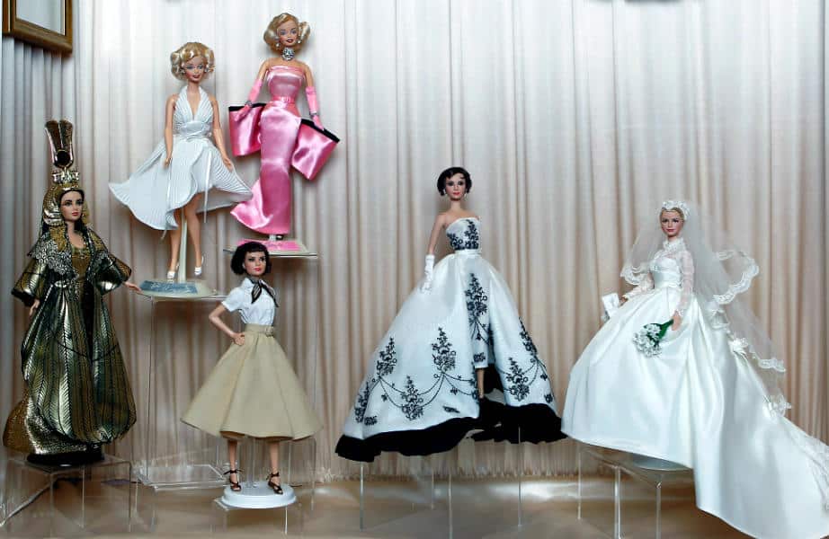 Μπορεί να λατρεύετε τις κούκλες σας, αλλά δε χρειάζεται να τις βγάλετε σε κοινή θέα.