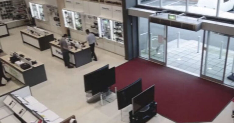 Πελάτης καταστήματος ηλεκτρονικών έφερε κυριολεκτικά την καταστροφή