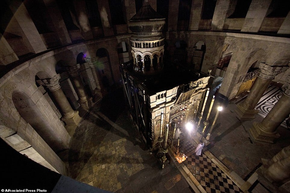 39c3681e00000578-3877188-this_file_photo_shows_what_the_tomb_of_jesus_in_the_holy_sepulch-a-38_1477557781649