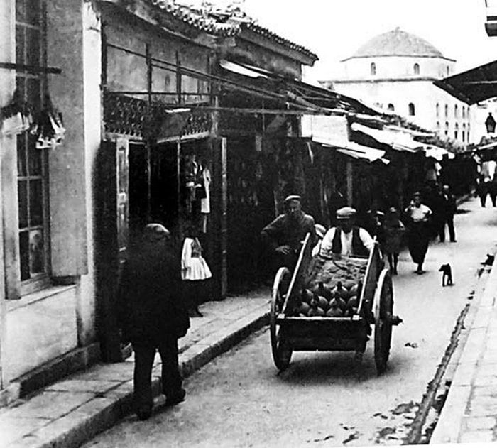 10 ιστορίες που κρύβει η πιο ωραία γειτονιά της Αθήνας. Το Μοναστηράκι