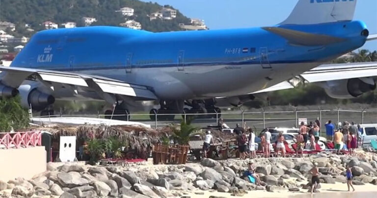 Απογείωση αεροπλάνου εκτόξευσε δεκάδες ανθρώπους στην θάλασσα