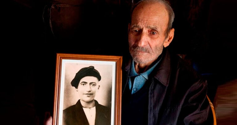 Του έβγαλαν ένα – ένα τα δόντια. Δεν μίλησε. Του έκοψαν ένα – ένα τα δάκτυλα. Δεν μίλησε.