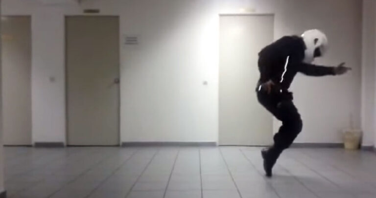 Αστυνομικός της ομάδας ΔΙΑΣ χορεύει Μάικλ Τζάκσον με στολή και κράνος.