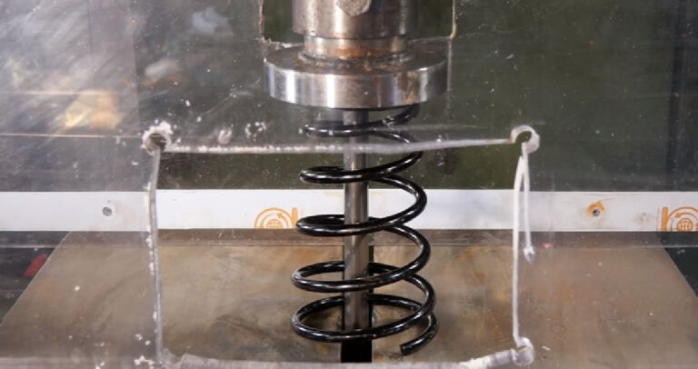 Τι θα γίνει αν πατήσουμε ένα ελατήριο με μια υδραυλική πρέσα;