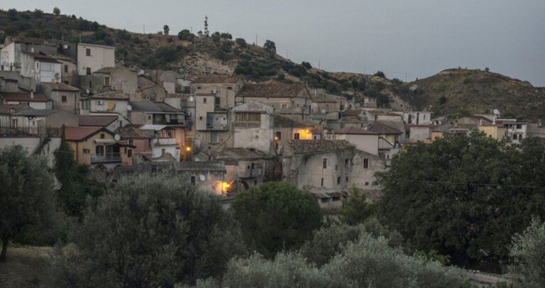 Πώς ένα χωριό στην Ιταλία που κινδύνευε να σβηστεί από το χάρτη ζωντάνεψε ξανά.