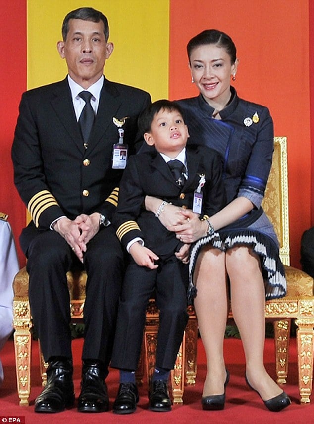 395a8b2200000578-3835977-prince_maha_with_third_wife_princess_srirasami_and_their_son_dip-m-12_1476441762045