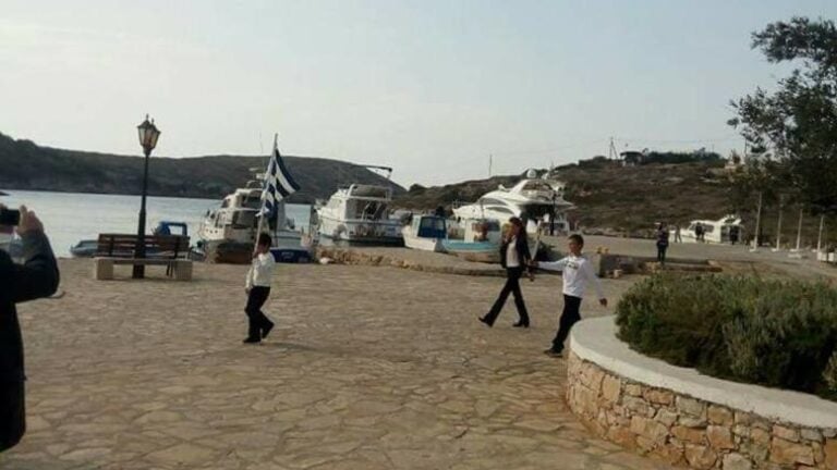 Η παρέλαση των δύο μαθητών στους ακριτικούς Αρκιούς.