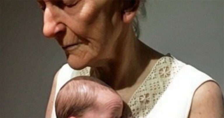 Μοιάζει με φωτογραφία ηλικιωμένης που αγκαλιάζει ένα μωρό όμως δεν είναι αυτό που φαίνεται!