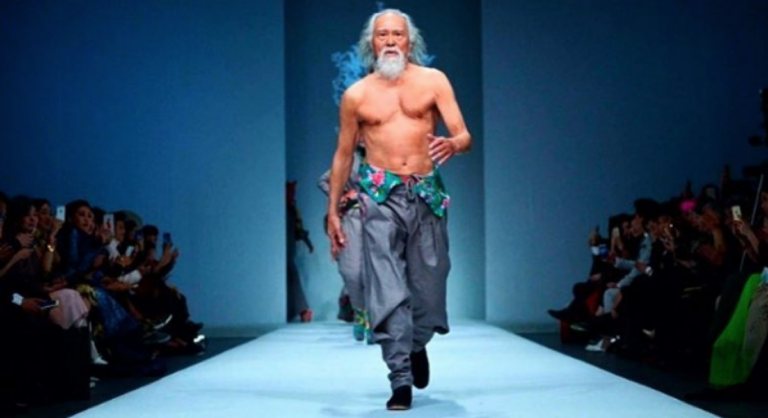 80χρονο μοντέλο έκλεψε την παράσταση στην εβδομάδα μόδας της Κίνας.