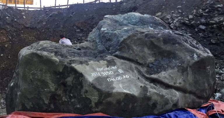 Ανθρακωρύχοι ανακάλυψαν γιγαντιαίο νεφρίτη 5,5 μέτρων αξίας 171 εκατομμυρίων δολαρίων.