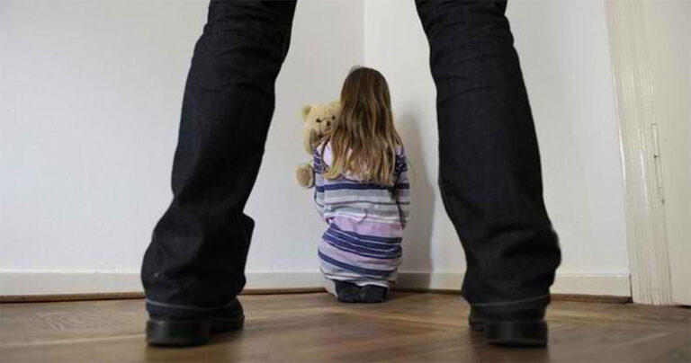 Γονείς ανακάλυψαν ότι η 5 ετών κόρη τους κακοποιήθηκε από ιερέα μέσω των ζωγραφιών της
