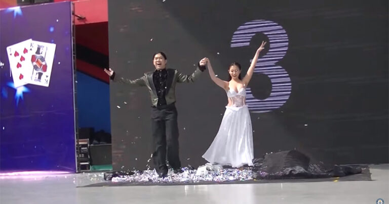 Πόσα ρούχα μπορεί να αλλάξει αυτή η γυναίκα σε ένα λεπτό;