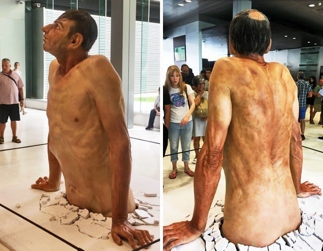 Μοιάζει με φωτογραφία ηλικιωμένης που αγκαλιάζει ένα μωρό όμως δεν είναι αυτό που φαίνεται! 38 4