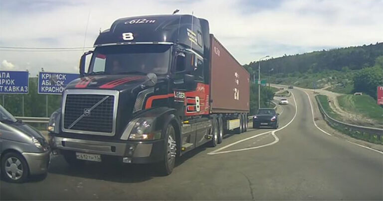 Τρελά και απρόσμενα στιγμιότυπα με φορτηγά που κόβουν την ανάσα