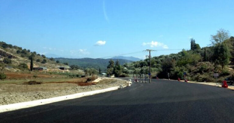 Έστρωσαν με ασφάλτο το δρόμο και άφησαν το στύλο της ΔΕΗ στη μέση.