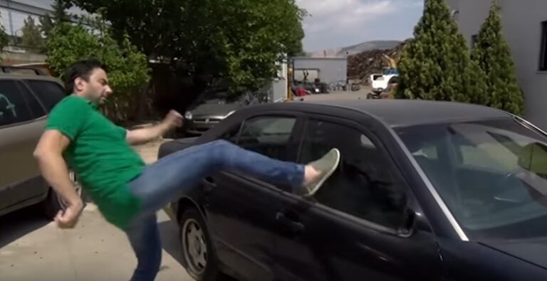 Πώς σπάμε τα τζάμια σε ένα αυτοκίνητο όταν έχουμε εγκλωβιστεί μέσα.