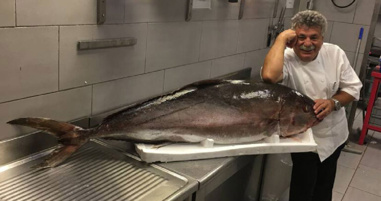 Ο Λευτέρης Λαζάρου ποζάρει με 46 κιλά ψάρι.