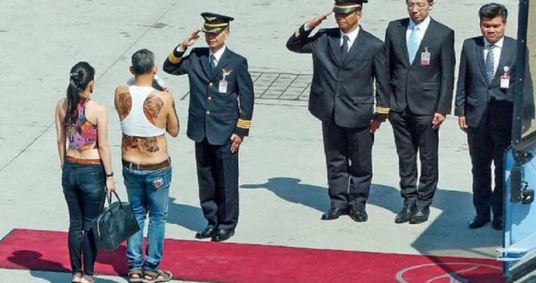 Ο νέος βασιλιάς της Ταϊλάνδης εκτός από εκκεντρικός έχει και ενδιαφέρουσες ενδυματολογικές επιλογές.