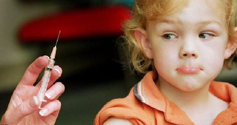 Ένας παιδίατρος γκρεμίζει έξι μύθους για τα εμβόλια.