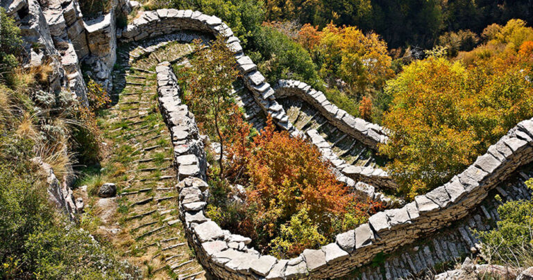 Η περίφημη Σκάλα του Βραδέτου στα Ζαγοροχώρια, που χρειάστηκε 20 χρόνια να κτιστεί.