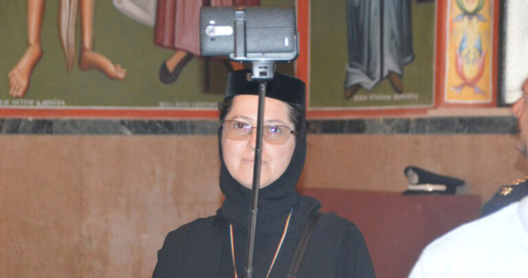 Καλόγρια στην Κεφαλονιά βγάζει selfie με σελφοκόνταρο μέσα σε εκκλησία.