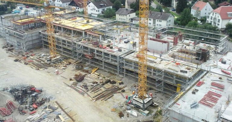 Η κυβέρνηση της Ελλάδας γκρεμίζει το μοναδικό ελληνικό σχολείο στο Μόναχο.