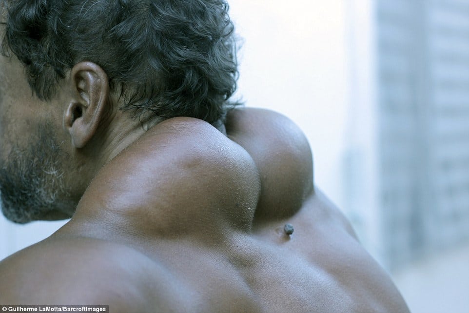 391563d700000578-3821224-from_behind_his_neck_and_back_muscles_make_him_look_like_somethi-a-55_1475579686452