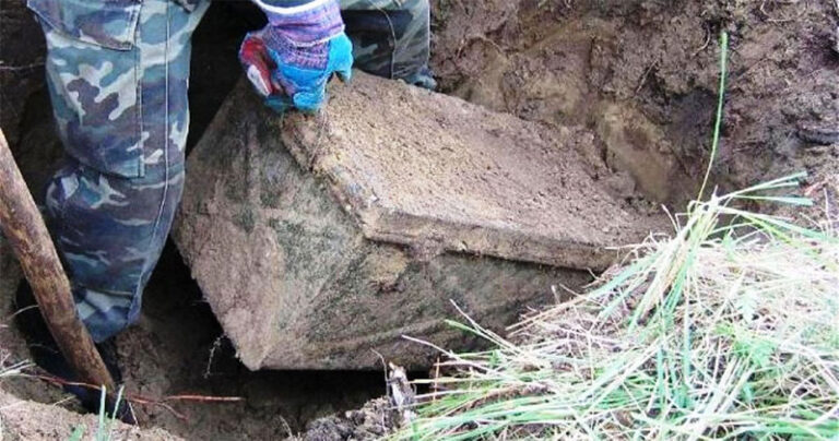 Άντρες ξέθαψαν ένα σπάνιο μπαούλο από τον Β’Π.Π που περιείχε κάτι απίστευτο