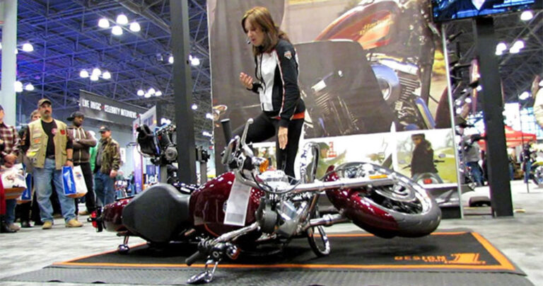 Πώς να σηκώσεις μια πεσμένη μοτοσικλέτα