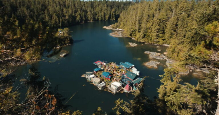 Ζευγάρι έκανε 24 χρόνια για να χτίσει αυτό το αυτόνομο νησί που επιπλέει.