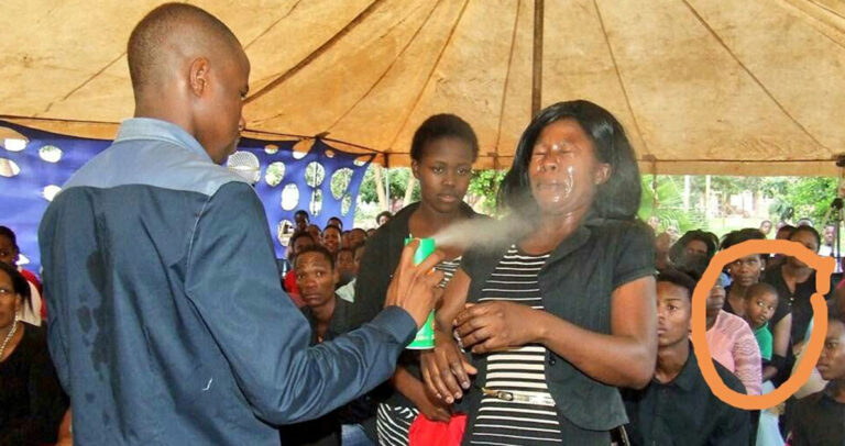 «Προφήτης» ψεκάζει πιστούς με εντομοκτόνο για να τους θεραπεύσει.