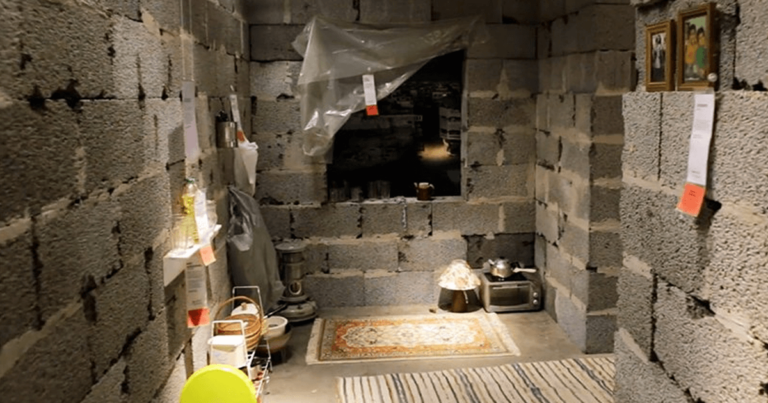 Τα ΙΚΕΑ ξαφνιάζουν τους επισκέπτες τους αναδημιουργώντας σπίτι Σύριων.