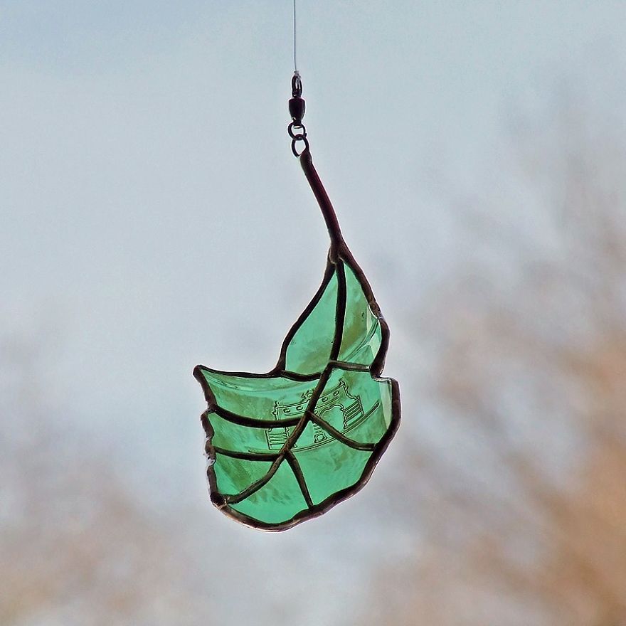 this-stained-glass-artist-turns-beer-bottles-into-beautifully-curved-leaves-5817816801c0f__880