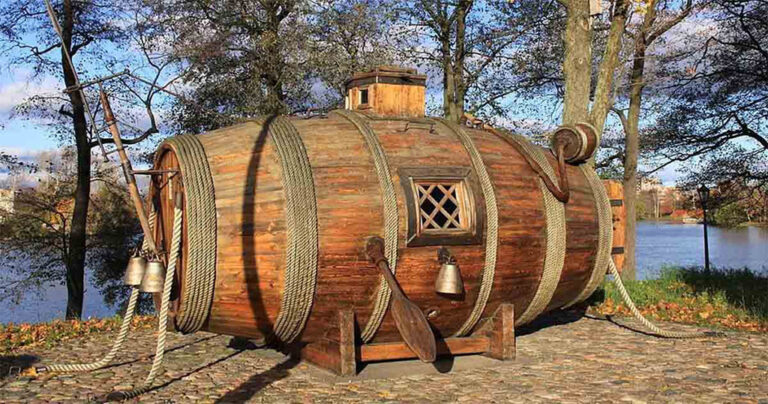 Tο πρώτο στρατιωτικό υποβρύχιο του κόσμου φτιάχτηκε το 1721 από Ρώσο ξυλουργό.