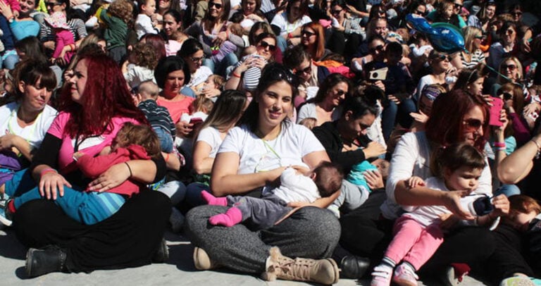 Φωτογραφίες από τον δημόσιο θηλασμό στο Ζάππειο.