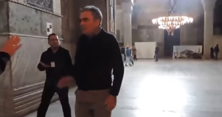 Έλληνας ψέλνει «Τη Υπερμάχω» μέσα στην Αγία Σοφία και επεμβαίνει η τουρκική αστυνομία.