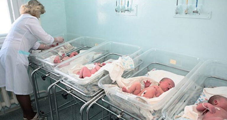 Ανάδοχη αγκαλιά: Ζητούνται ζευγάρια ή μόνες μαμάδες με δικά τους παιδιά να γίνουν ανάδοχοι γονείς.