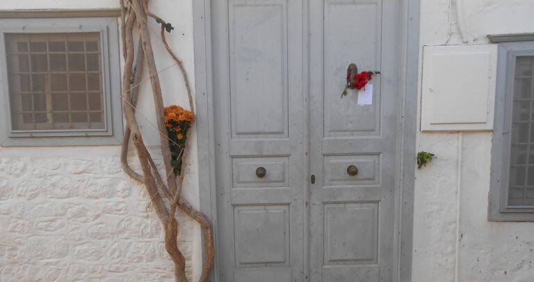 Λουλούδια από τους Υδραίους στο σπίτι του Λέοναρντ Κοέν στο νησί.