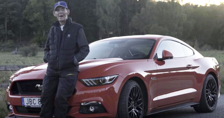 Είναι 97 χρονών και οδηγεί το νέο του αυτοκίνητο 421 ίππων.