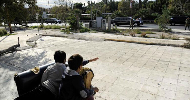 H πιο συνταρακτική φωτογραφία της επίσκεψης Ομπάμα.