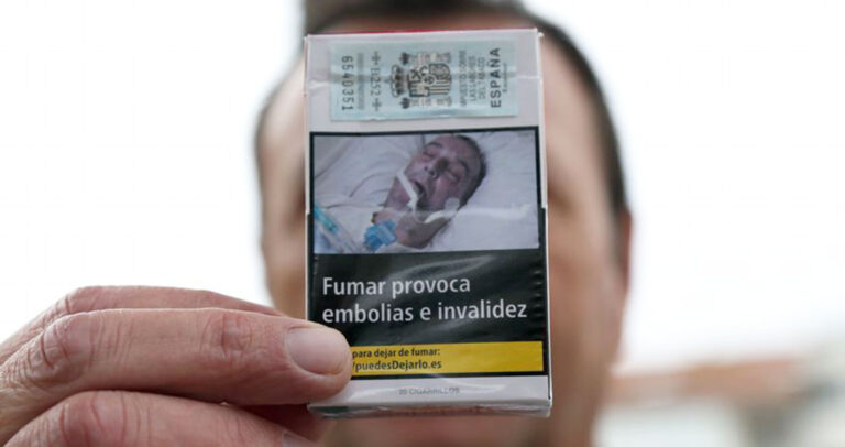Ισπανός μη καπνιστής κάνει μήνυση σε αυτούς που τον έβαλαν στα πακέτα τσιγάρων.